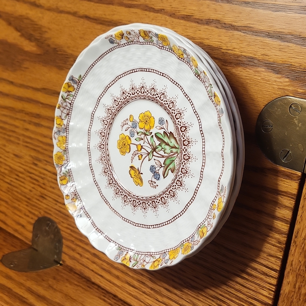 4 saucers